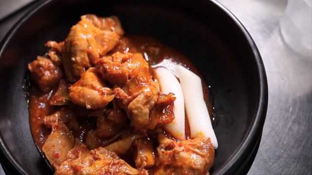 Spicy braised chicken with rice cakes