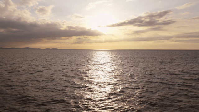 고요한 바다 수평선 위의 일몰