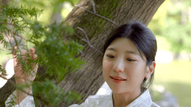 나무 근처 전통 의상을 입은 여성