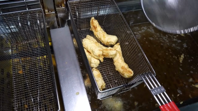 Frying batter-coated bananas in hot oil