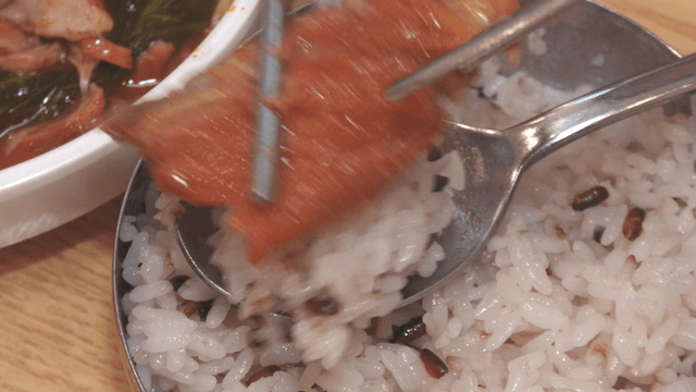 Boneless outer leaves pork back-bone stew placed on rice
