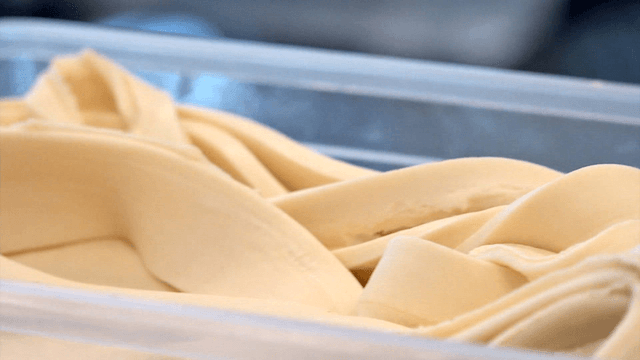 용기에 담긴 짜투리 반죽들