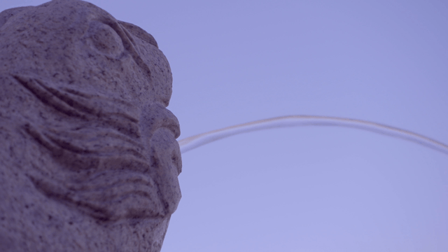 물줄기가 있는 전통 석상