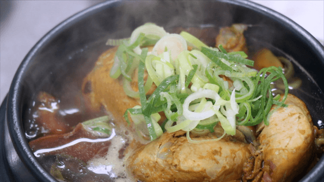 Hot phellinus linteus ginseng chicken soup topped with green onion
