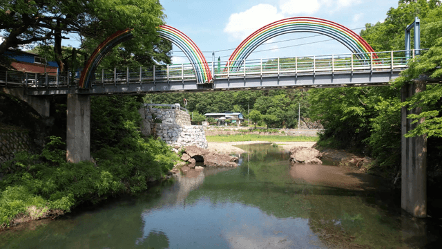 무지개 다리가 있는 고요한 강