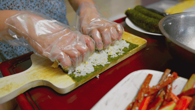 신선한 재료로 김밥 말기