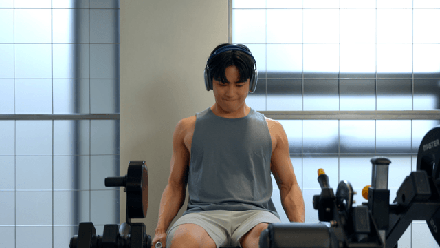Man exercising with headphones in a gym