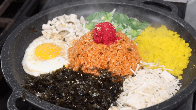 다양한 재료가 들어간 한국식 볶음밥