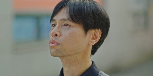 거리에서 대화하는 남성
