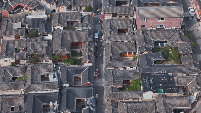 규칙적으로 배열된 한옥 지붕과 골목길