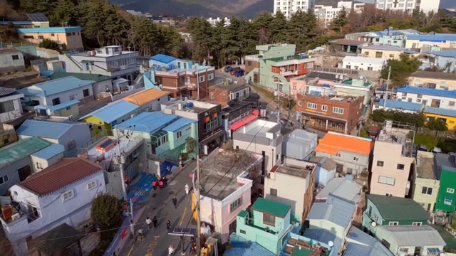 다채로운 색상의 언덕 마을
