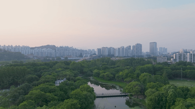 서울 도심 사이 푸른 공원이 있는 풍경