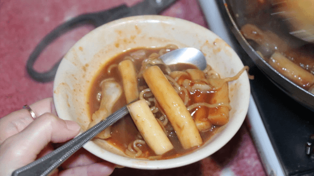 A ladle of spicy tteokbokki