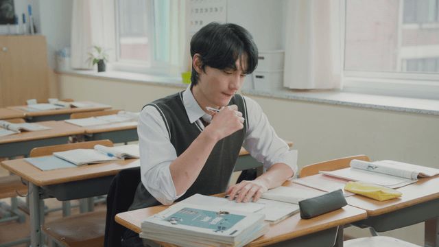 홀로 남아 교실에서 공부하는 학생