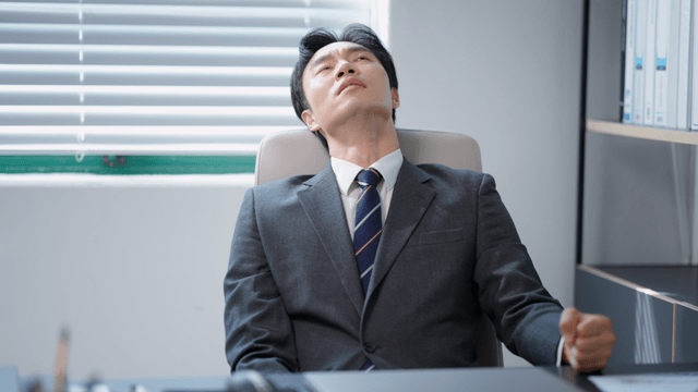 화가 나 사무실 책상을 내리치는 남성