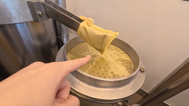 A scene of extracting oil with a pressing machine