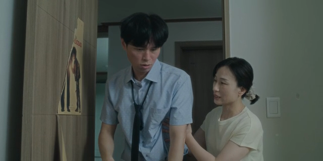 술 취한 남성을 부축하는 여성