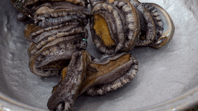 양철 냄비에 담긴 신선한 전복들