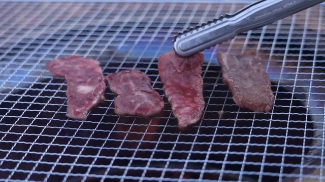 바비큐 그릴에서 고기 굽기
