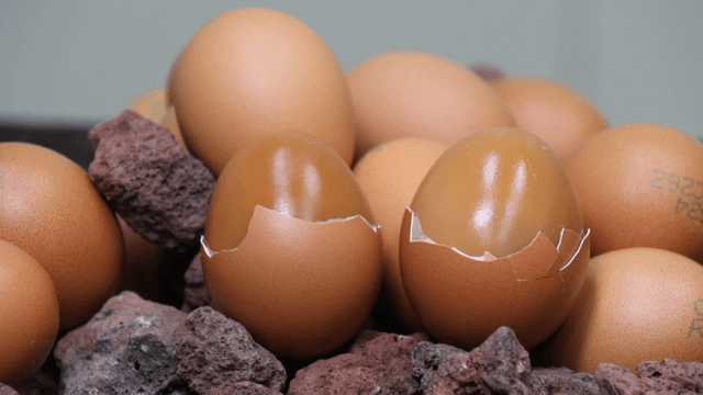Eggs grilled on hot maekbanseok stone