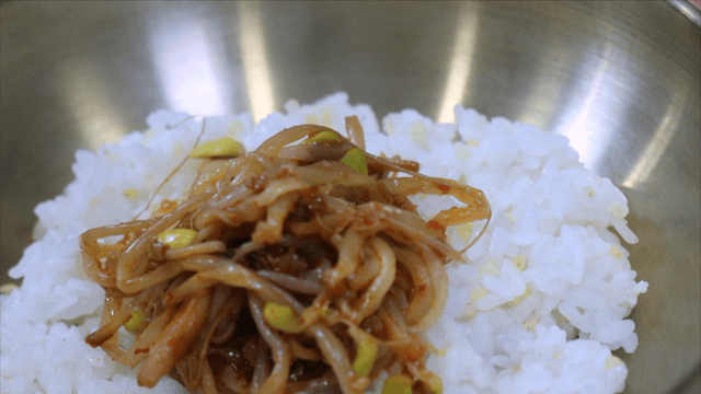 Rice topped with seasoned braised codfish