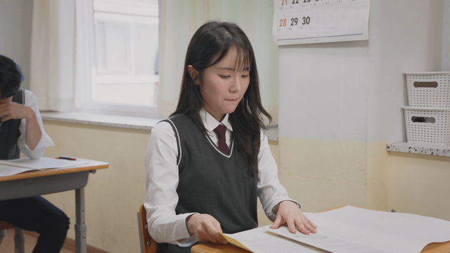 교실에서 시험을 보기 시작하는 학생들