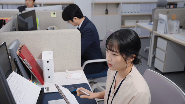 업무에 집중하는 사무실 직원들