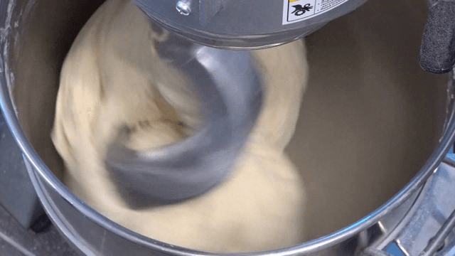 대형 반죽기에서 섞이는 빵 반죽