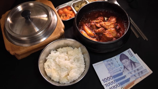 A table of spicy braised chicken and some cash