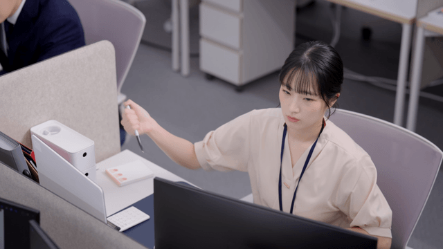 컴퓨터 작업에 집중하는 사무직 직원