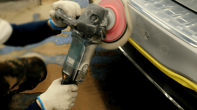 Car polishing in a workshop