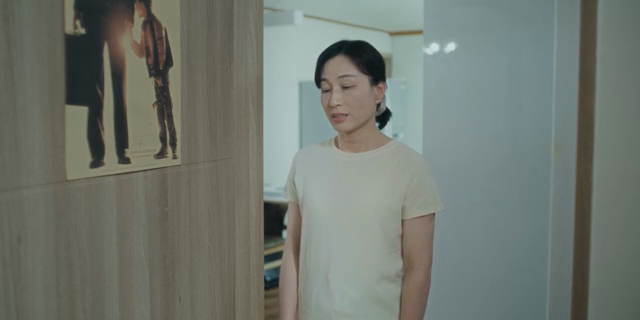 문 밖에서 대화를 하다가 자리를 뜨는 여성