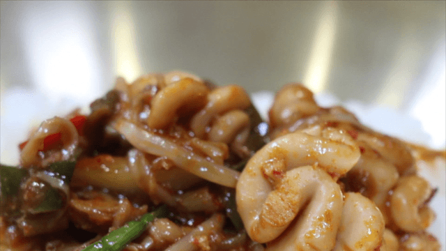 Rice topped with spicy braised codfish