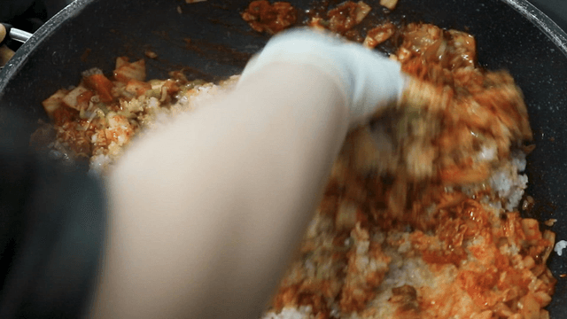 팬에서 섞어지는 김치볶음밥