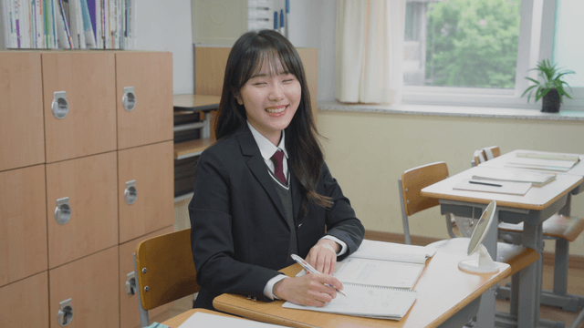 교실에 앉아 웃는 여학생