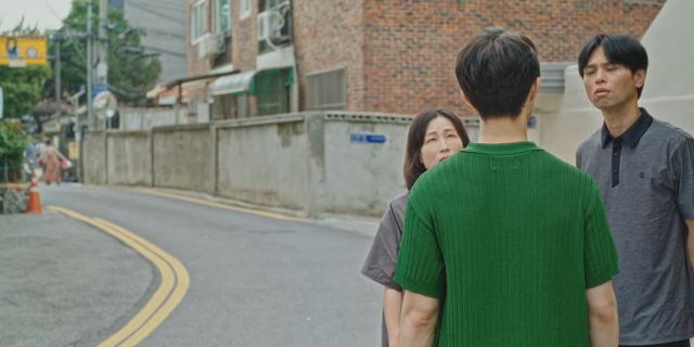 조용한 거리에서 대화하는 사람들