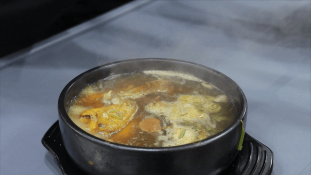 Phellinus linteus ginseng chicken soup boiling in an earthen pot