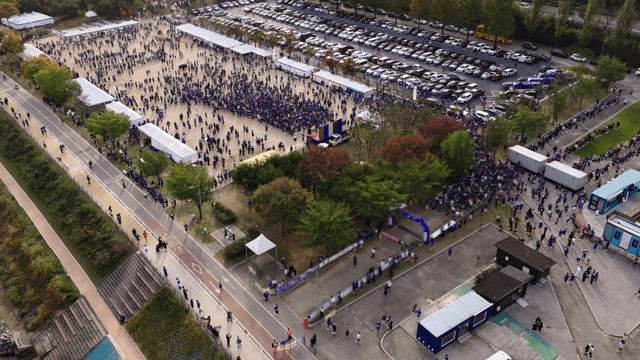 많은 사람들이 모인 대규모 야외 행사