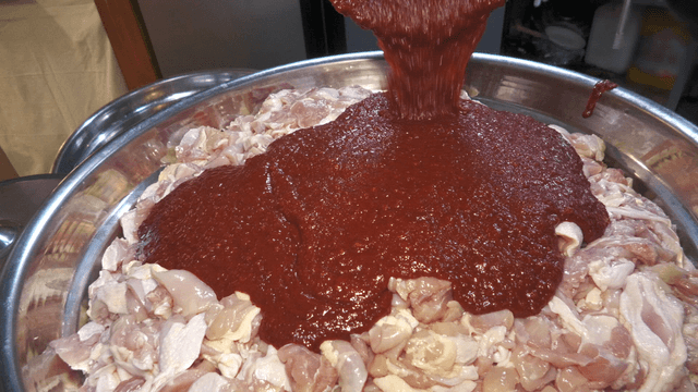 Stir-fried chicken sauce poured over raw chicken
