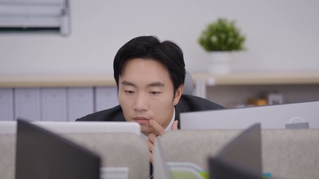 컴퓨터 화면에 집중하는 사무직원