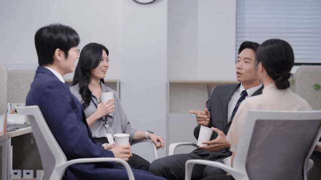 동료들이 커피를 마시며 대화하는 모습