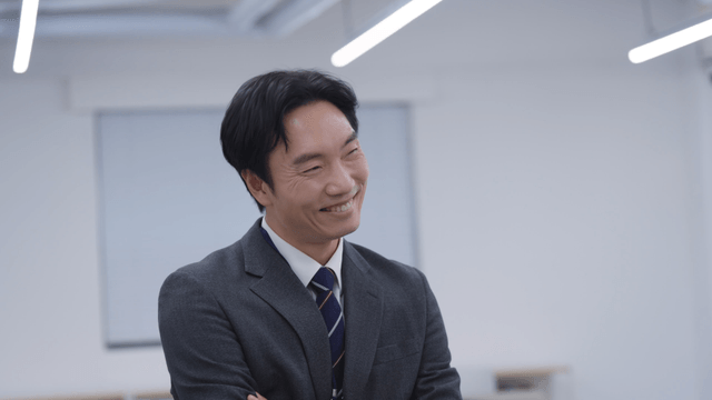 사무실에서 미소 짓는 직장인