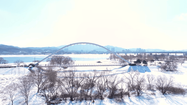 다리와 눈 덮인 풍경