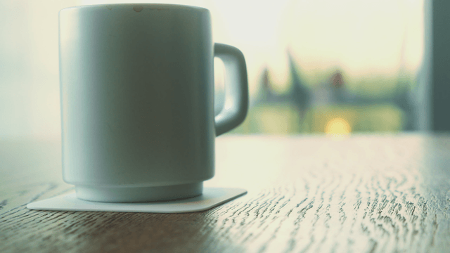 컵을 받침대에 놓는 손