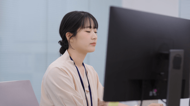 사무실에서 컴퓨터로 일하는 여성