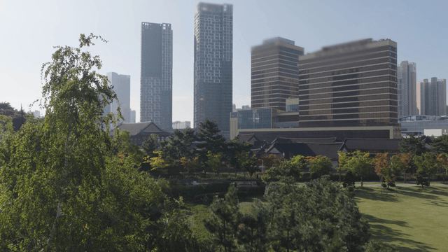 전통 건물이 있는 현대 도시 풍경