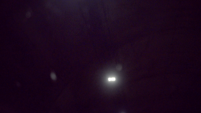 천장 조명이 있는 어두운 터널