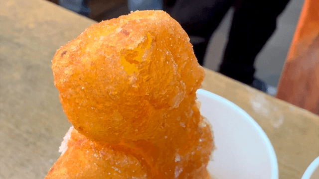 종이컵에 담긴 설탕 꽈배기