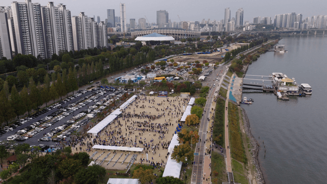 사람들이 가득 모인 한강공원 행사장 전경