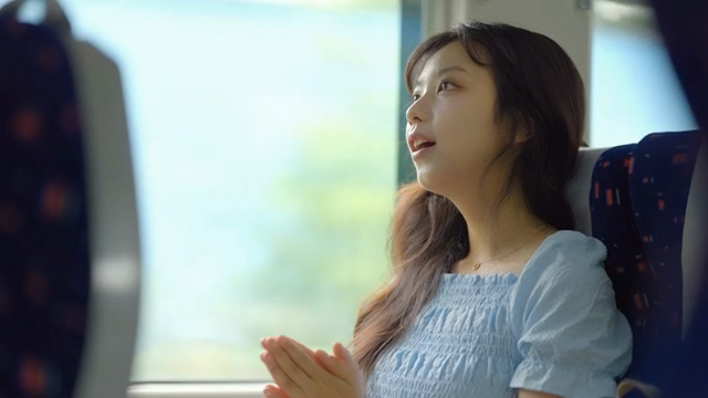 기차 여행을 즐기는 여성